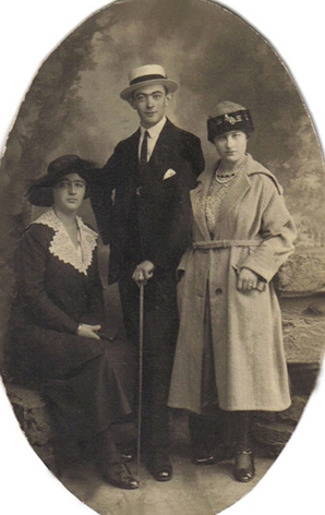 Maria Geertruida Helena van Hilten rechts 16 jaar met broer en zus